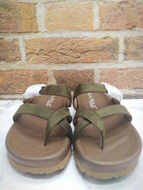 Boutique by Corkys ‘HEAVENLY’ Khaki Platform Thong Sandal Size 8 NIB Olive
